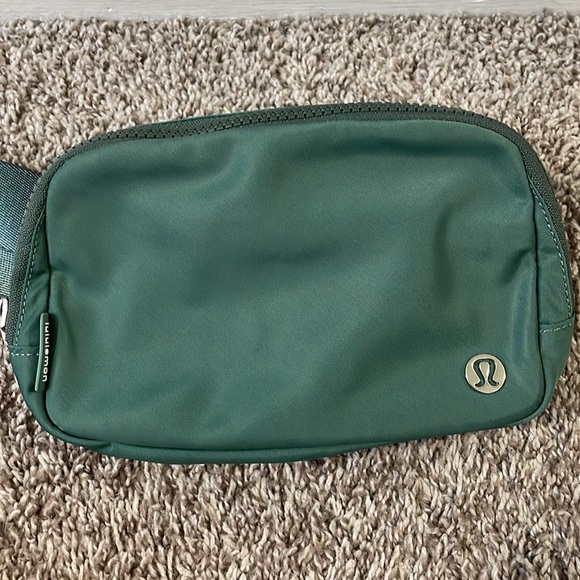Lululemon belt bag in green - Picture 3 of 5